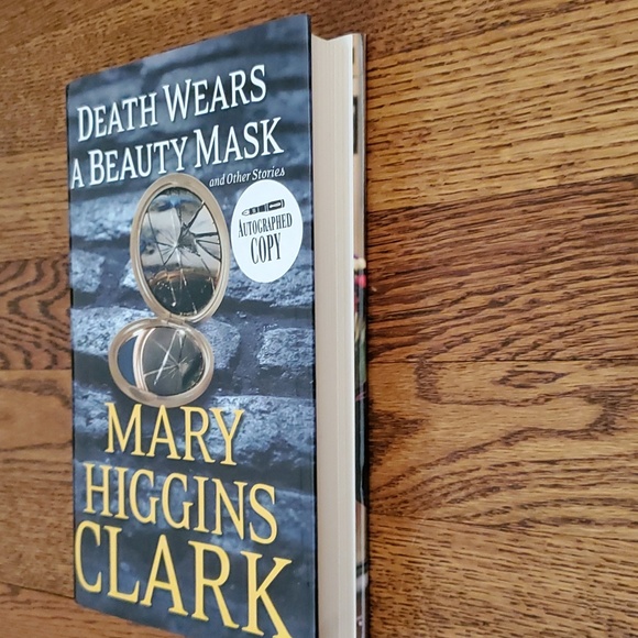 Autographed Mary Higgens Clark Book Death Wears A Beauty Mask - Picture 7 of 7